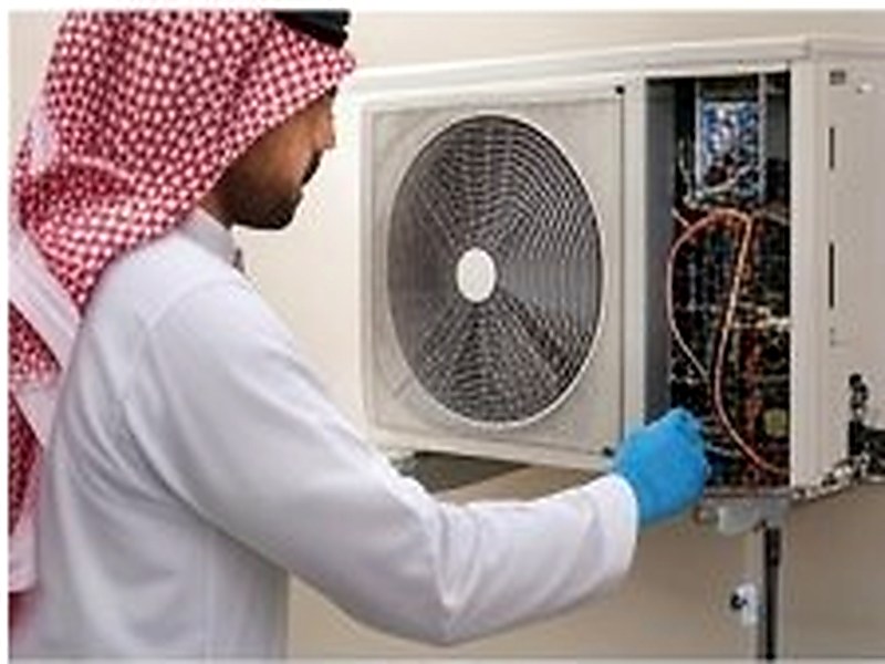 فريق راوا كول وأسطول سياراتهم لخدمة إصلاح المكيفات